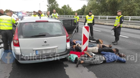 Naháňačka: Bratislavskí policajti streľbou zastavili unikajúce auto s nelegálnymi migrantmi