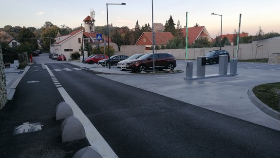 Takú výhovorku asi ešte nepočuli: Opitá vodička narazila do iného auta priamo pred policajtmi