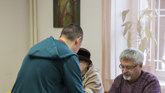 Vo väzeniach postupne začínajú odsúdení a obvinení voliť