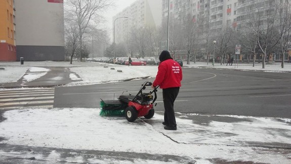 Na tenký snehový poprašok v Petržalke nabehla rýchla rota komunálneho podniku