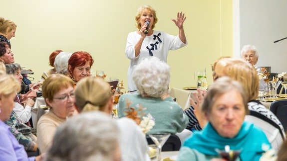 Zrekonštruované denné centrum na Račianskej otvorilo svoje brány seniorom koncertom Gizky Oňovej
