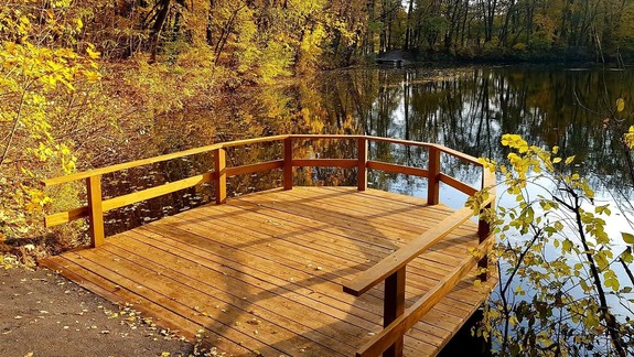 Ako stvorené na romantické posedenie. Na rybníku pri Klepáči pribudlo drevené mólo