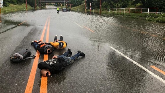 Dážď aj pomáha. Trojica na ukradnutom aute uviazla vo veľkej kaluži a skončila v rukách policajtov