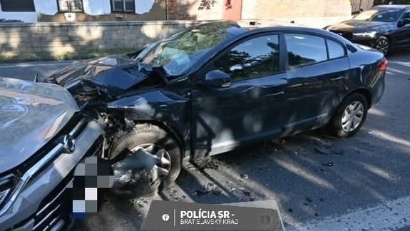 V Malackách sa čelne zrazili dve autá,  v jednom sedelo nepripútané dievčatko