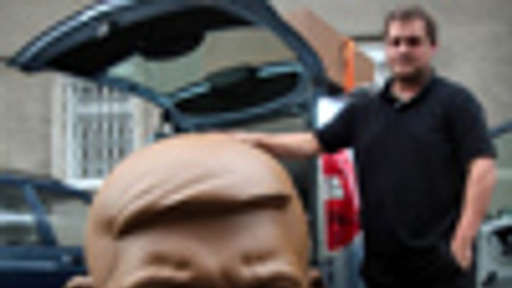 Stratenú bustu má už jej autor, skončí v garáži