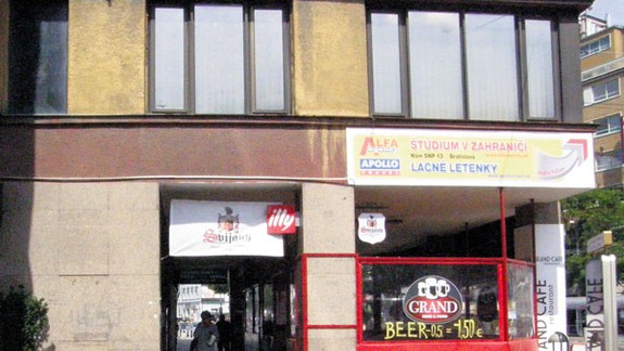 Sedenie zabralo už väčšinu chodníka