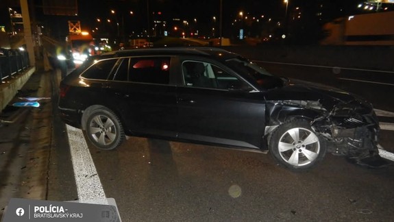 Nehoda na D2: Opitý vodič škodovky narazil do auta pred sebou