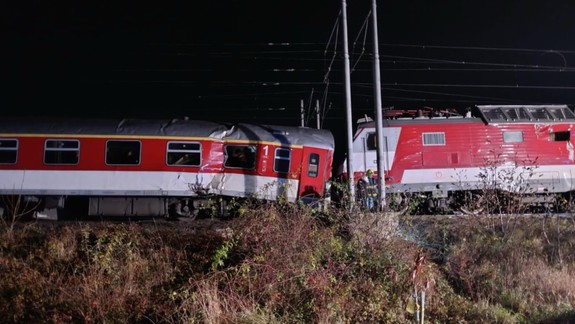Nehoda pri Pezinku: Havarované vlaky odstránili, poškodená časť koľaje zostáva mimo prevádzky