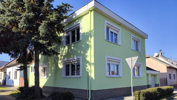 Hľadáte kľudné, rýchlo dosiahnuteľné miesto na oddych mimo Bratislavy pre celu Vašu rodinu? Mame pre Vás ponuku ktorá sa neodmieta- rekreácia a investícia 2 v 1 v srdci Slovenska, dom za cenu bytu v BA