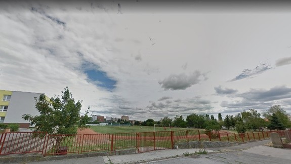 Športový areál ZŠ Tbiliská v Rači plánujú obnoviť, vyhlásili súťaž