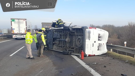 Nehoda na D2: Po zrážke s osobným autom sa dodávka prevrátila