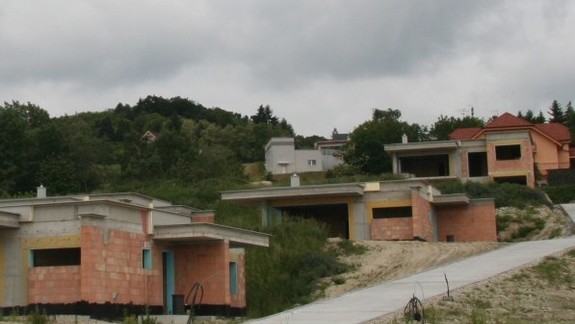 Rača opakovane rozhodla o odstránení čiernych stavieb vo vinohradoch 