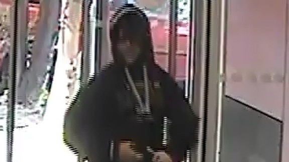 VIDEO - Polícia zverejnila zábery z prepadnutia banky v Petržalke, ktoré vás možno prekvapia!