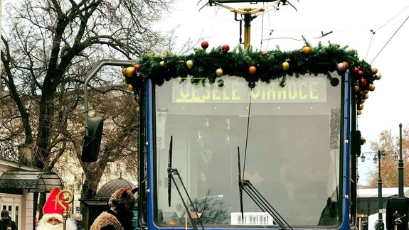 Centrom mesta začala dnes popoludní jazdiť vianočná električka