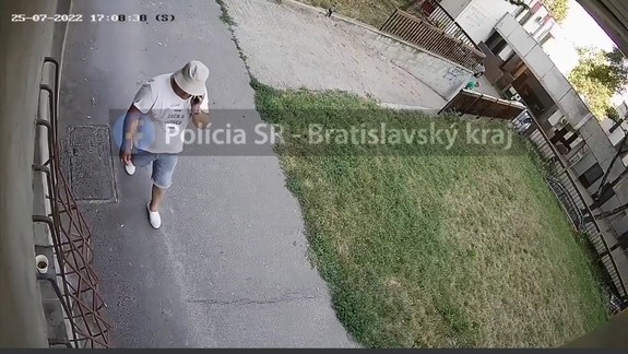 Poznáte tohto muža? Hľadajú ho v súvislosti s podvodom na 90-ročnej seniorke