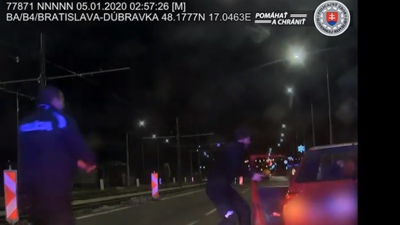 VIDEO: Nočná policajná naháňačka neuveriteľne drzého recidivistu v červenej Škode Felicia