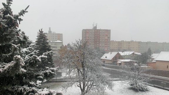 VIDEO: Zima sa stále nechce vzdať svojej vlády - na Kolibe či v Karlovej Vsi doobeda snežilo...