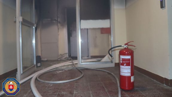 V Dúbravke vypukol požiar bytu, museli evakuovať 33 ľudí