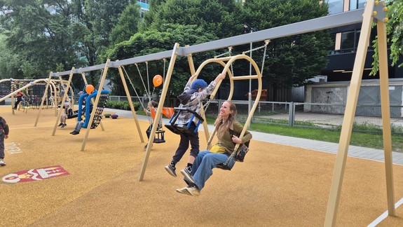 FOTO a VIDEO: Na Budovateľskej ulici v Ružinove otvorili inkluzívne detské ihrisko