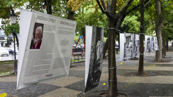 FOTO: Život ľudí po okupácii Československa pripomína aj optimistická výstava