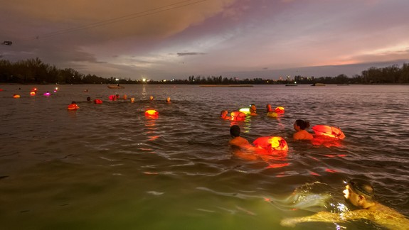Viete, čo je lampiónové plávanie? Voda ožije desiatkami svetielok