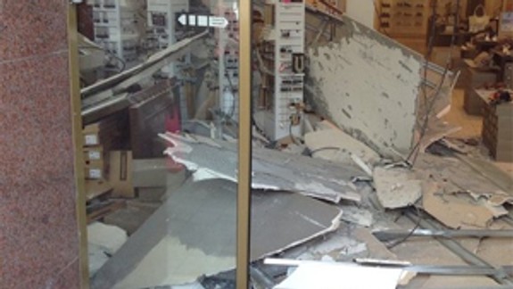 V predajni spadol strop, traja zranení