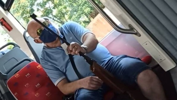 Starší muž nastúpil do električky MHD so vzduchovkou a vydesil ostatných cestujúcich