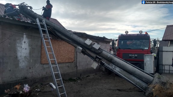 V Plaveckom Štvrtku spadol 10-metrový elektrický stĺp na rodinný dom!