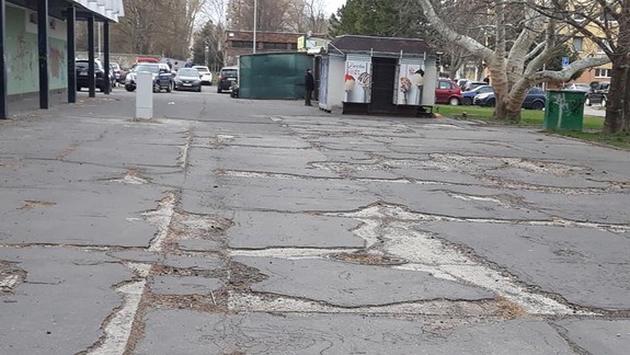 Kedy opravia cesty a chodníky v Ružinove? Pýtajú sa nespokojní obyvatelia