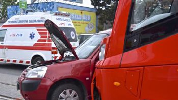 FOTO: Na Vajnorskej sa zrazila električka s osobným autom