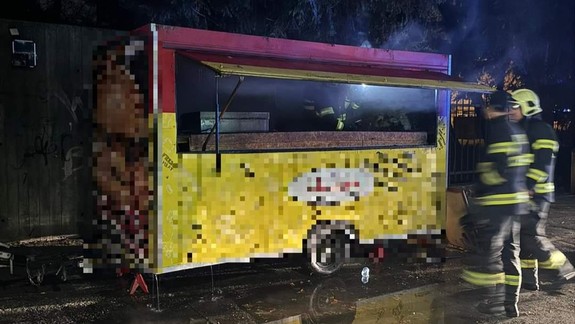 Podpaľač? Na trhoch na Poľnej ulici horel stánok s rýchlym občerstvením