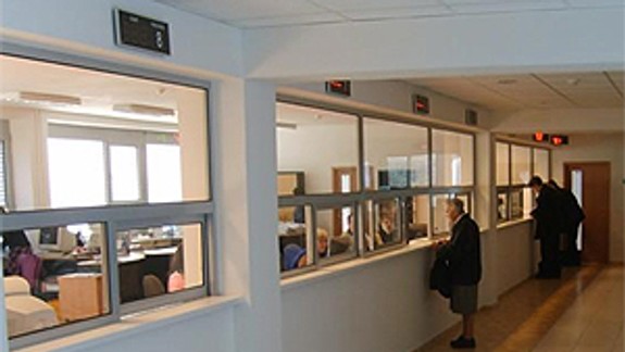 Zamestnanec Okresného úradu Bratislava bral úplatky