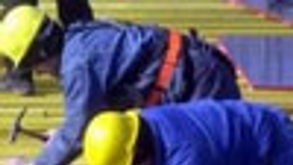 Robotník zo stavby si podal turistov