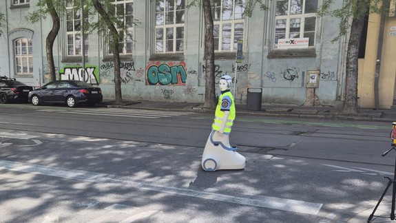 Na Komenského námestí testujú robota na riadenie dopravy