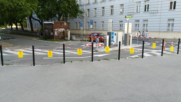 Na chodníku na Šafárikovom námestí osadili reťaze, tie vzápätí zmizli. Čo sa stalo?