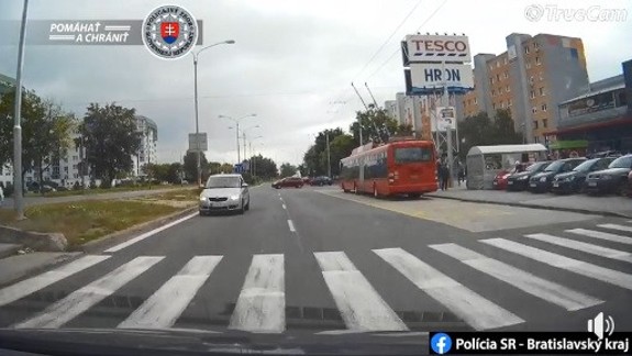 VIDEO: Vodič zo Sniny vošiel na Dolných honoch do protismeru - rovno policajtom do náruče