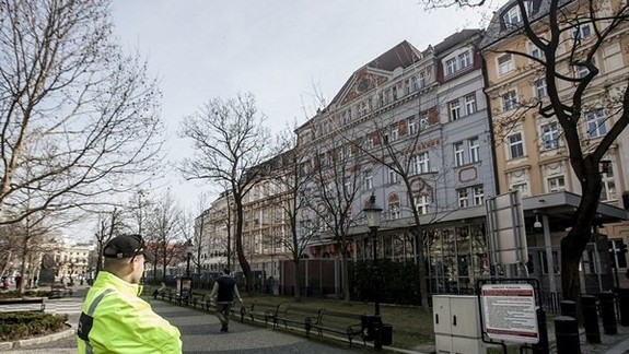 Ambasáda USA musí do 3. februára preukázať, že plot je legálnou stavbou