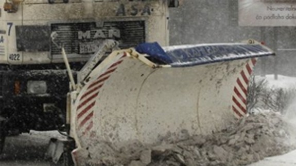 Zima dáva Bratislave zabrať. Pozrite si, koľko ton soli sa už minulo