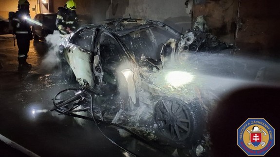Veľký požiar áut v Starom Meste: Mercedes úplne zhorel, plamene poškodili ďalších päť áut
