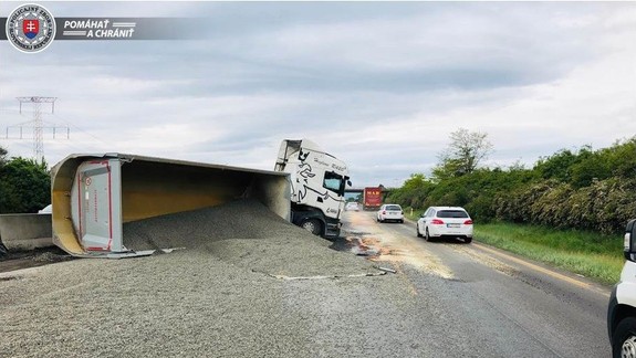 Na D1 sa prevrátil a vysypal kamión: Tvoria sa kolóny až po Senec