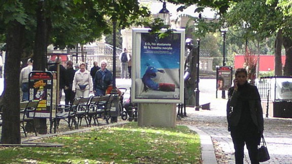 Nové citylighty sú aj v centre, osadili ich na trávu