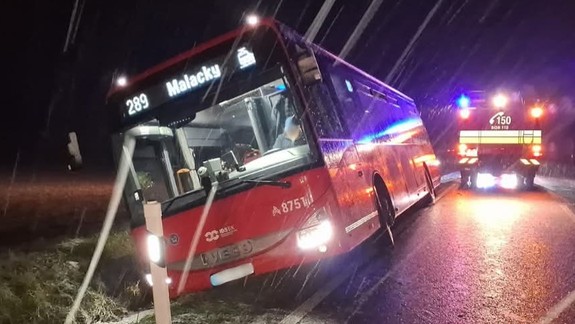 Nehoda na Záhorí: Prímestský autobus skončil v jarku