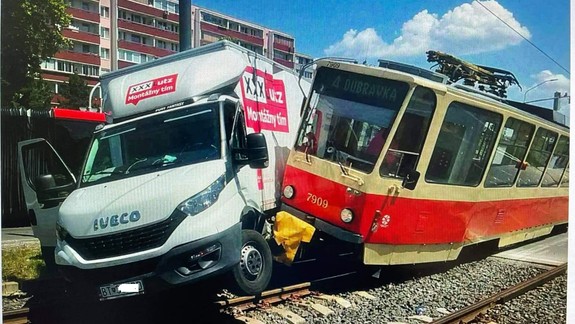 Nehoda: V Dúbravke sa zrazila električka s nákladným autom