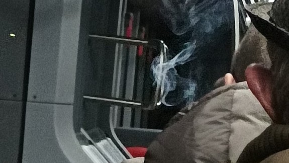 To je arogancia: Muž znečistil autobus MHD a ešte v ňom aj fajčil