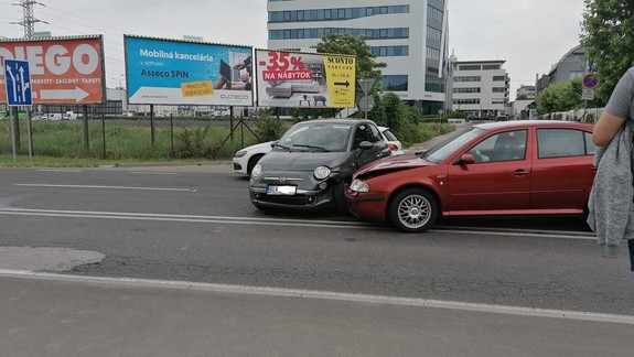 Nehoda na Ivanskej ceste: Vodič nedal prednosť autu na hlavnej