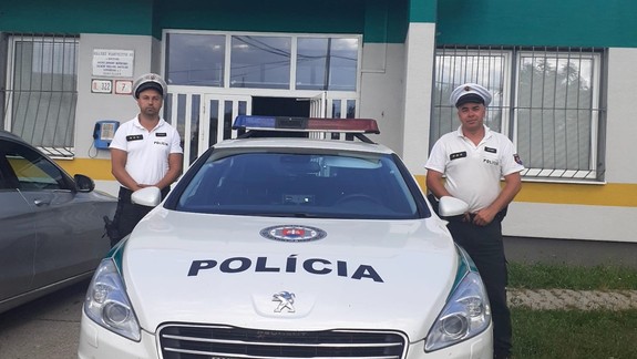 Diaľniční policajti prišli ako blesk z jasného neba a pomohli šoférke