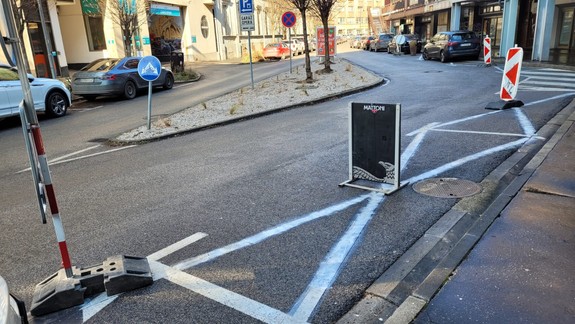 Absurdná situácia: Na Palackého ulici si súkromná osoba vyznačuje parkovacie miesta