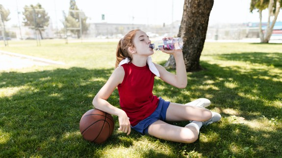 Počas horúčav je dobré vypiť 1,5 až 3 litre vody, deťom ju treba ponúkať