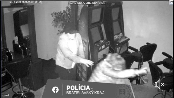 Nepoznáte ho? Prepadol herňu, jej pracovníčku zamkol pri trezoroch a ešte jej ukradol auto