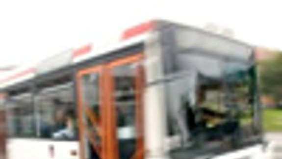 Polícia hľadá svedkov nehody auta s autobusom